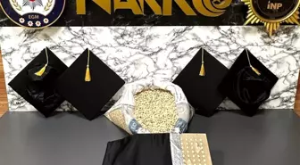 Mezuniyet keplerinin içine gizlenmiş 53 bin 100 uyuşturucu hap ele geçirildi