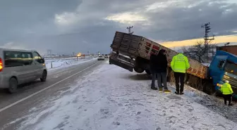 Nevşehir'de TIR şarampole devrildi; kaza kamerada