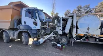 Ödemiş'te kamyon ile çarpışan kamyonetin sürücüsü yaralandı