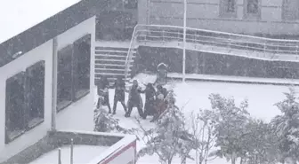 Öğrenciler karın keyfini okul hoparlöründen çalınan oyun havasıyla çıkardı