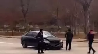 Otomobillerin çarpıştığı kaza kamerada