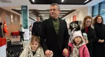 Özgür Özel, Ferdi Zeyrek'in kızlarını okula götürdü