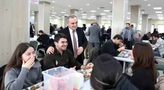 Rektör Prof. Dr. Altun, öğrenciler ile yemek yedi