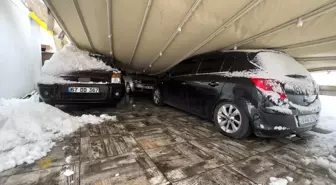 Safranbolu'da kar ağırlığı garajı çökertti: 3 araç zarar gördü