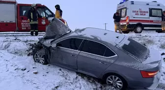 Şanlıurfa'da kar küreme aracına çarpan otomobildeki 3 kişi yaralandı