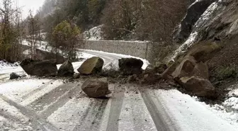 Sinop'ta heyelan nedeniyle yol ulaşıma kapandı