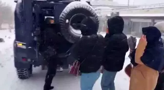 Şırnak'ta kar alarmı: Polis mahsur kalan vatandaşların yardımına koştu