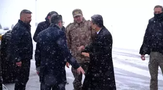 Şırnak Valisi Ekici, kentte yürütülen kar temizleme çalışmalarıyla ilgili incelemelerde bulundu