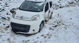 Siverek'te şarampole devrilen hafif ticari araçtaki 2 kişi yaralandı