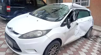 Sürücüsünün kontrolünü kaybettiği tır park halindeki 4 otomobile çarptı