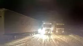 TEM Otoyolu'nun Bolu geçişi Ankara istikametinde 3 tırın yolu kapatması sonucu ulaşım durdu