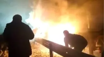 Tırda çıkan yangını söndürmek için elleriyle kar attılar