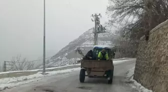 Uludere Belediyesinden buzlanmaya karşı yollarda tuzlama çalışması