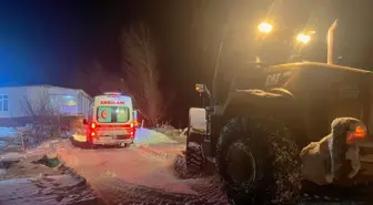 Van'da yolu kapanan mahallelerdeki hastalar, ekiplerin çalışmasıyla hastaneye ulaştırıldı