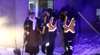 Yolların kapalı olduğu mezrada 70 yaşındaki hasta 112 ekiplerince hastaneye ulaştırıldı