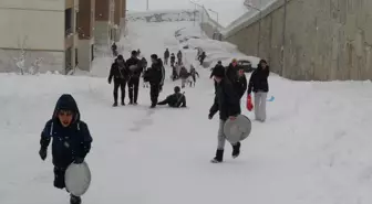 Yüksekova'da çocukların kar keyfi; tepsilerle kayak yaptılar