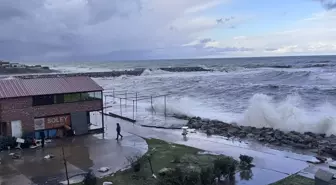 Zonguldak'ta kuvvetli rüzgar nedeniyle taşan deniz Kozlu Limanı'nı su altında bıraktı