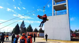 Adana'da nefes kesen deprem tatbikatı: Askıda kalan araçtakileri kurtardılar