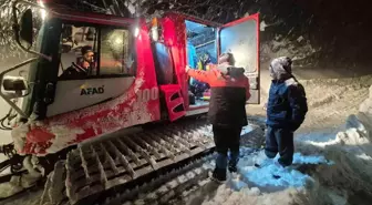 AFAD ve UMKE ekipleri kar sebebiyle yolu kapanan köydeki hasta için seferber oldu