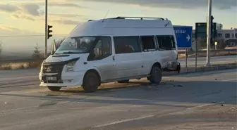 Afyonkarahisar'da öğrenci servisi ile otomobil çarpıştı, 18 kişi yaralandı