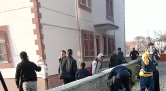 Ankara'da apartman dairesindeki yangında anne ve 3 çocuğu dumandan etkilendi