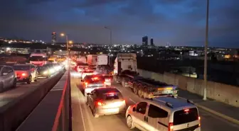 Beylikdüzü Ambarlı'da eylem yapan tır şoförleri nedeniyle trafik durma noktasına geldi