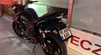 Burdur'da motosiklet park halindeki otomobile çarptı: 2 yaralı