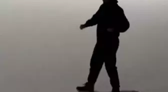 Buz tutan göletin üzerinde dans ederken suya düştü