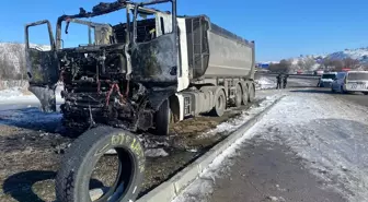 Çankırı'da park halindeyken yangın çıkan tır kullanılamaz hale geldi