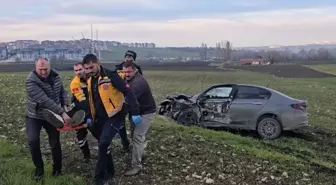 Çarpışan 2 otomobilden biri tarlaya uçtu; 2 yaralı