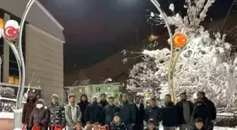 Çatak'ta çocuklar kar katilini eğlenceye dönüştürdü