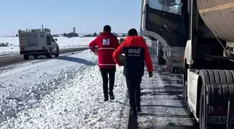 Cizre Kızılay'dan yolda kalan tır şoförlerine sıcak destek