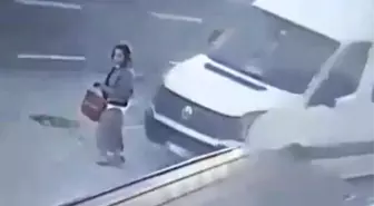 Dolmuş bekleyen kadın minibüsün altında böyle kaldı