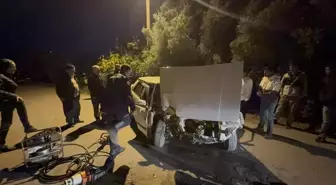 Gazipaşa'da otomobilin beton yapıya çarpması sonucu 2 kişi yaralandı