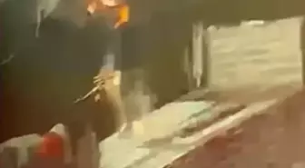 Tırdan yük indiren şahsa yıldırım isabet ettiği anlar kamerada: Durumu ağır