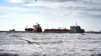 İstanbul'da birbirine temas eden tankerlerden biri kurtarıldı