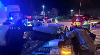 Kadıköy'de virajı alamayan sürücü, takla atıp elektrik direğini devirdi