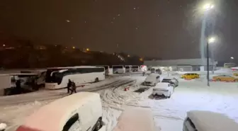 Kar yağışı ve kazalar nedeniyle trafik kapatıldı yolcular otobüslerde sabahladı