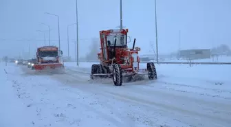 Karayolları ekipleri Doğu'daki 6 ilde 297 iş makinesiyle karla mücadele ediyor