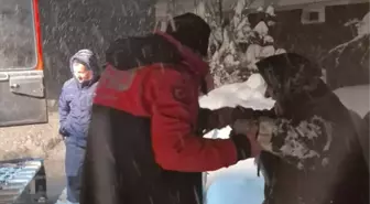 Kastamonu'da ekipler kar nedeniyle yolu kapanan hasta için seferber oldu