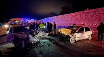 Kütahya'da iki otomobil kafa kafaya çarpıştı; 4 yaralı