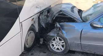 Kütahya'da otomobil park halindeki işçi servisine çarptı: 2 yaralı