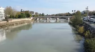 Mersin'de Göksu Nehri'nin rengi koyulaştı