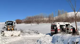 Muş'ta yolu kapanan mezradaki hasta, ekiplerin çabasıyla hastaneye ulaştırıldı