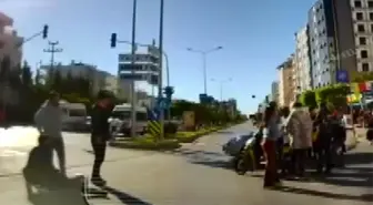 O anlar kamerada: Kırmızı ışıkta geçen otomobil motosikletliye çarptı