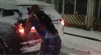 Karda mahsur kalan sürücünün yardımına 'Örümcek Adam' yetişti