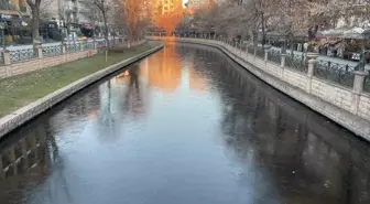 Porsuk Çayı'nın yüzeyinde buz tabakası oluştu