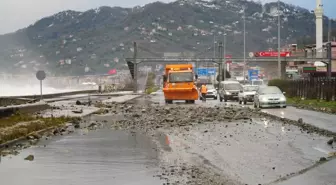 Rize'de fırtına; dalgalar sahil yoluna ulaştı