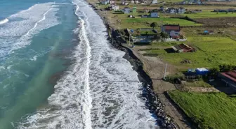 Samsun'da yüksek dalgalar sahili aşındırdı