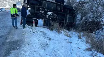 Siirt'te tır ve minibüs devrildi: 4 yaralı